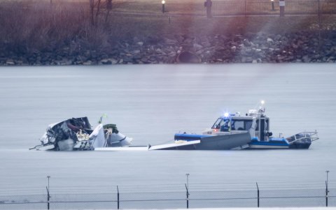 Equipos de recuperación siguen trabajando en la zona donde cayeron los restos de un avión comercial que chocó con un helicóptero en Arlington, Virginia, EE.UU., el 31 de enero de 2025.