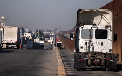 Los camiones conducen para cruzar a Estados Unidos por el puerto comercial de Otay en Tijuana, estado de Baja California, México, el 31 de enero de 2025.