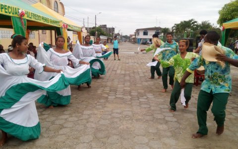 Los jóvenes en Flor de Mangle aprenden a bailar, a crear décimas, teatro, música y canto.