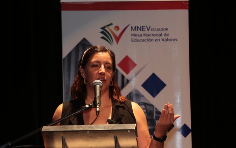 Elsa Cortés da la bienvenida a una proyección de cortometrajes participantes.