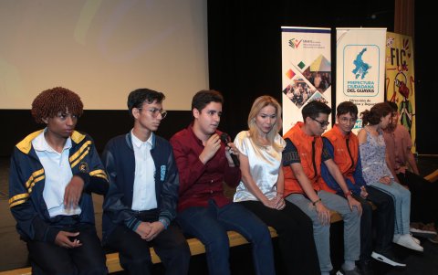 Participantes explican la elaboración de su corto durante proyección.