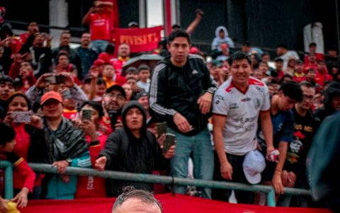 Lucas Mancinelli junto a su esposa y su hija, quienes son su gran compañía e inspiración.