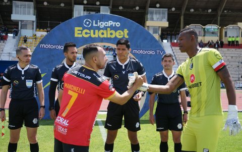 Mancinelli (i) es uno de los capitanes del Deportivo Cuenca.