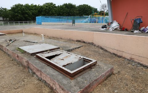 Daños. Las tapas de las cisternas estás deterioradas en el Parque Metropolitano; hay basura en alrededores.