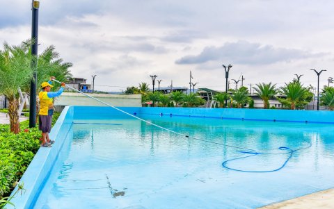 Energía. La piscina de olas no puede limpiarse sin electricidad; requieren tres días.