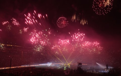Juegos pirotécnicos dentro y fuera del estadio Monumental en la Noche Amarilla 2025