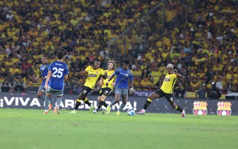 Clásico del Astillero en la Noche Amarilla en Guayaquil.