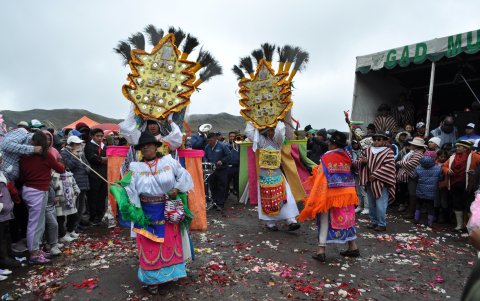Los danzantes bailaron en la laguna de anteojos al celebrar el día de los humedales.