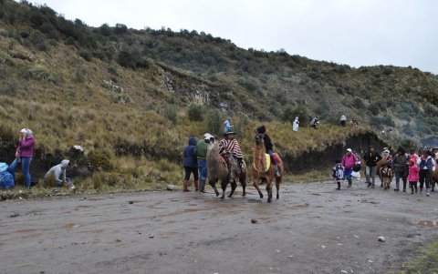 Los niños y los llamingos forman un vinculo de unidad en las actividades que se ejecutan en el campo.