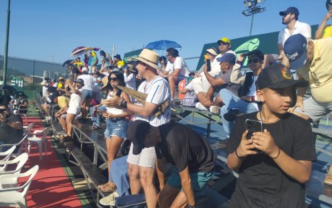 Los hinchas ecuatorianos vibran con la ventaja de su equipo en la serie contra Uruguay en el Salinas Golf & Tenis Club.