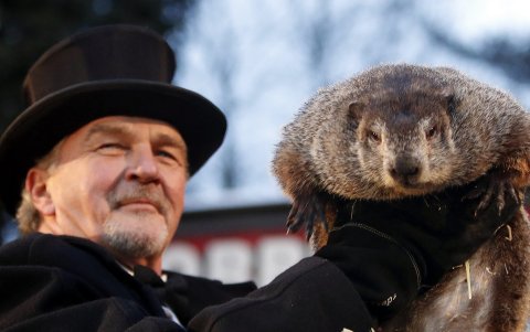 Fotografía de archivo del 2 de febrero de 2017 de un miembro del Club de la Marmota sosteniendo a la marmota Phil.