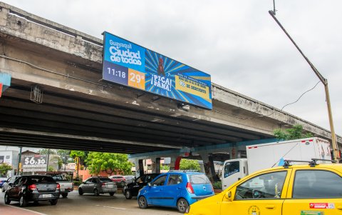 Elemento. Las pantallas tienen un denominador común: muestran información municipal, como el pago de impuestos.