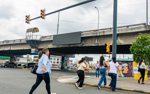Caso. En el cruce de la Plaza Dañín con la Francisco de Orellana, se encuentra una de las pantallas; sin embargo, está apagada.