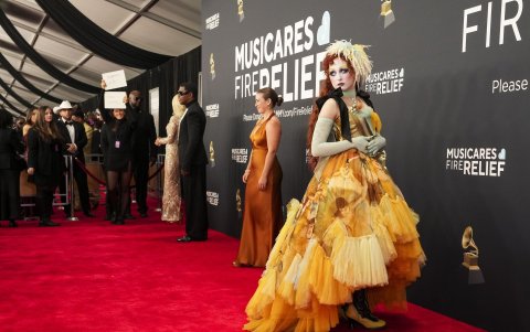La cantautora estadounidense Chappell Roan en la alfombra roja de la 67ª edición de los Premios Grammy