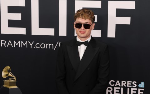 El cantante mexicano Peso Pluma sorprendió este domingo con un nuevo look en la alfombra roja de la 67ª ceremonia anual de los premios Grammy