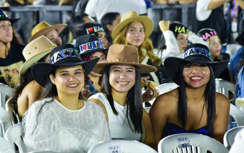 Fanáticos a la espera del concierto en el Estadio Modelo