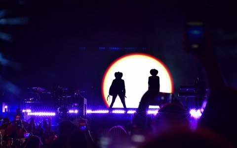 Ha Ash en el escenario interpretando canciones de su último álbum