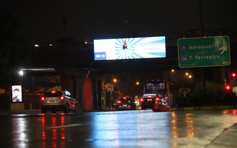 Una pantalla en un paso a desnivel.