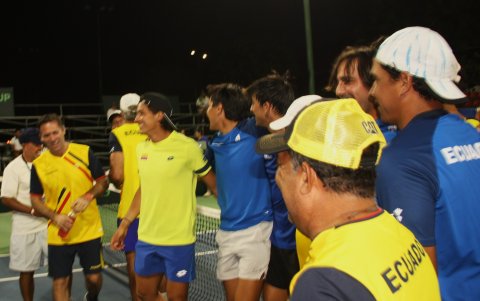 La afición ecuatoriana en el Salinas Golf & Tenis Club celebra el triunfo de Andrés Andrade, quien fue la gran figura de la serie contra Uruguay.