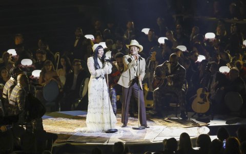 Lady Gaga y Bruno Mars ofrecen su actuación en la 67ª ceremonia anual de los Premios Grammy.