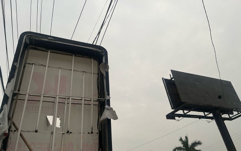 Estado. Así se encuentran algunos rótulos publicitarios de la avenida Carlos Julio Arosemena.