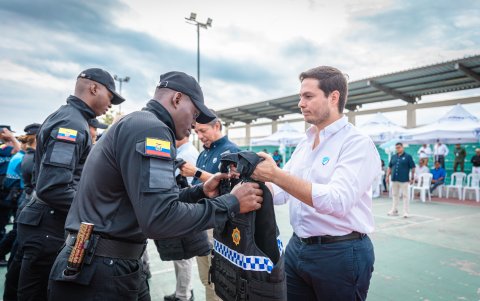 Hecho. Fernando Cornejo, presidente del Directorio de SEGURA EP, participó en la entrega.