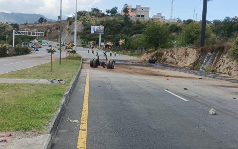 Partes del tanquero se desprendieron del vehículo pesado, tras el grave accidente en la Ruta Viva.
