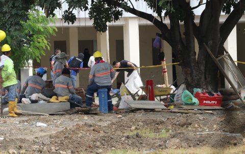 Servidores policiales acudieron a los exteriores de las oficinas de la ATD para recabar indicios respecto al asesinato del agente Kelvin Jarama.