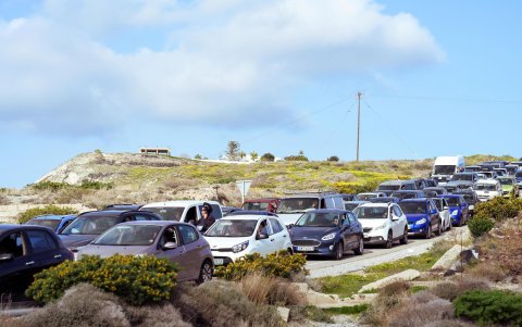 Una interminable cola de vehículos se ha formado con la salida de residentes y visitantes de la isla de Santorini, tras el aumento de la actividad sísmica de los últimos días.