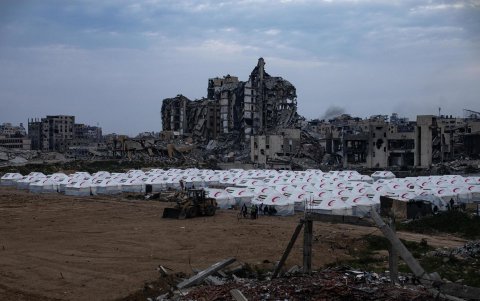 Los palestinos establecieron un campamento de refugio junto a sus casas destruidas en la ciudad de Gaza, en medio de un alto el fuego entre Israel y Hamás.