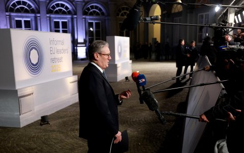 El primer ministro británico, Keir Starmer, habla con los medios en Bruselas, el 3 de febrero de 2025.