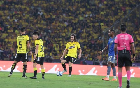 Carles Puyol (c), campeón del mundo con España en 2010, fue la estrella invitada del Barcelona SC.