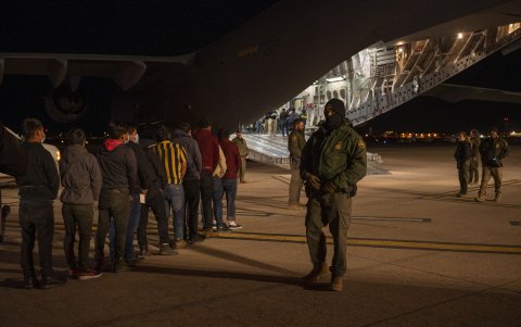 Agentes de Aduanas y Protección Fronteriza de EE. UU. guían a inmigrantes indocumentados a bordo de un C-17 Globemaster III para un vuelo de expulsión en el Aeropuerto Internacional de Tucson