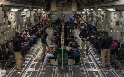 Inmigrantes indocumentados esperando el despegue de un vuelo de expulsión en el Aeropuerto Internacional de Tucson, Arizona, el 23 de enero de 2025.