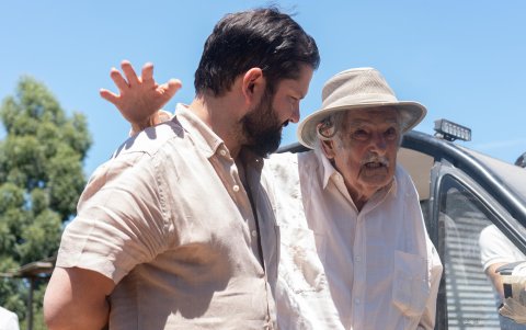 El expresidente de Uruguay José Mujica (d) habla con el presidente de Chile, Gabriel Boric, este 3 de febrero de 2025, en Montevideo (Uruguay).