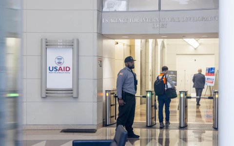 Un oficial de seguridad del edificio se encuentra en un puesto de control en el vestíbulo de la Agencia de EE.UU. para el Desarrollo Internacional (USAID) en Washington, DC, el 3 de febrero de 2025.