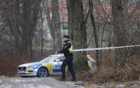 Agentes de la policía en la escuela de Västhaga en Örebro, al oeste de Estocolmo, Suecia.