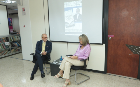 Horacio Chavarría junto a María Leonor Baquerizo durante el conversatorio.