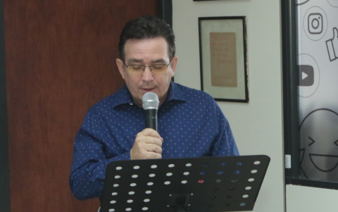 Víctor Gómez, quien escribió el prólogo del libro.