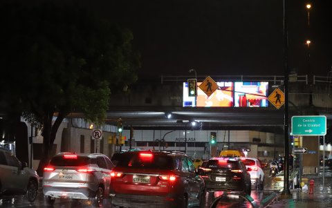 Una pantalla LED en un paso a desnivel de la Plaza Dañín.