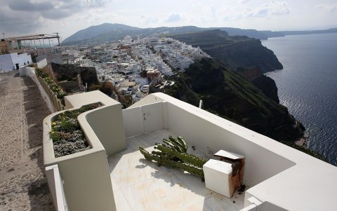 Una maceta rota yace en el suelo en la isla de Santorini, Grecia, el 4 de febrero de 2025.