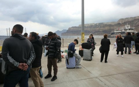 Varias personas esperan salir de la isla debido al aumento de la actividad sísmica, en el puerto de Athinios en la isla de Santorini, Grecia, el 4 de febrero de 2025.