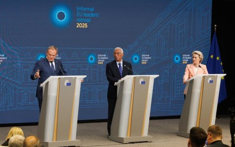 El primer ministro polaco, Donald Tusk, el presidente del Consejo Europeo, Antonio Costa, y la presidenta de la Comisión Europea, Ursula von der Leyen, en Bruselas.