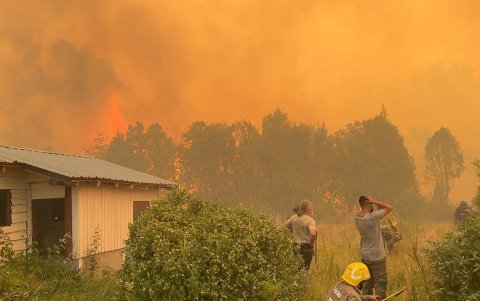 Personas observan los incendios el 3 de febrero de 2025 en El Bolsón, Río Negro (Argentina).