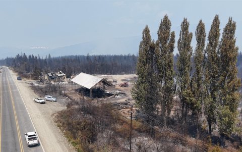 Foto que muestra el humo de los incendios el 3 de febrero de 2025 en El Bolsón, Río Negro (Argentina).