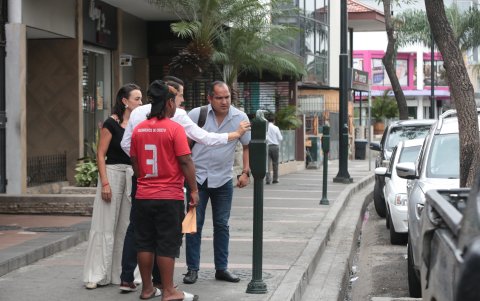 Miedo. Los conductores deben pagar el parquímetro y a los cuidadores. Prefieren no quedarse mucho tiempo en la calle por temor a ser asaltados.
