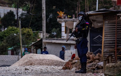 Un policía custodia una calle durante un operativo este lunes, en Kenscoff (Haití).
