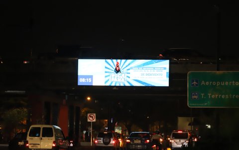 Las pantallas ahora llegan a los pasos a desnivel.