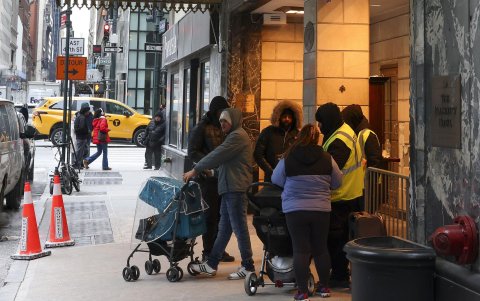 Foto del 21 de enero de 2025 de personas entrando y saliendo de un refugio para migrantes en el antiguo Hotel Roosevelt en Nueva York, Nueva York, EE. UU.