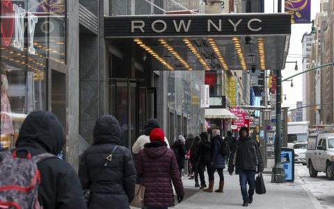 Las personas pasan junto a un refugio para migrantes en el antiguo Hotel Row NYC en Nueva York, Nueva York, EE. UU., 21 de enero de 2025.